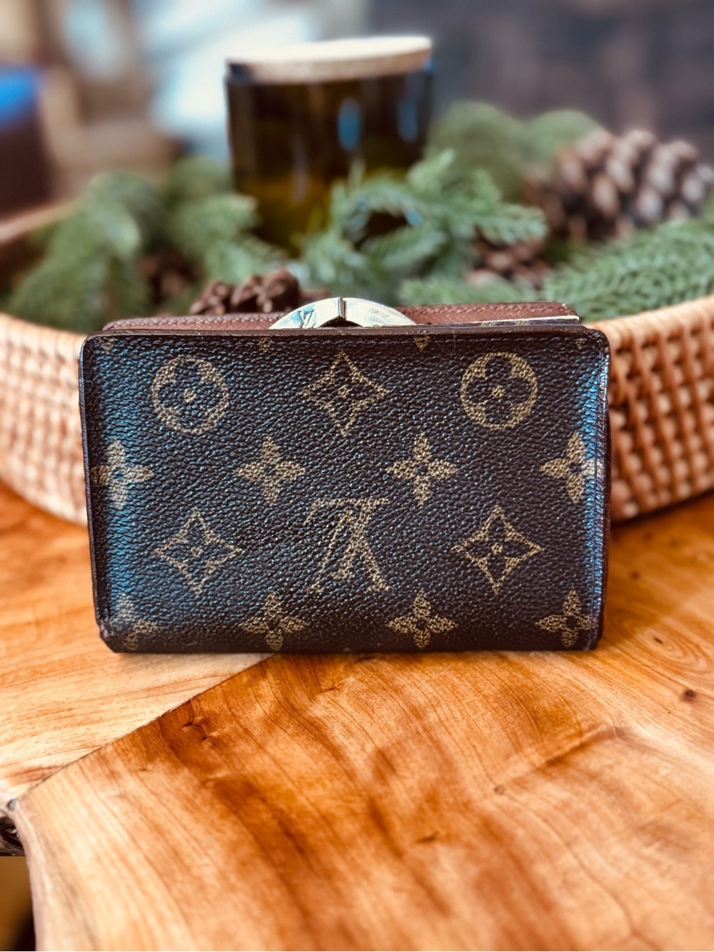 Just in 🔥Vuitton French purse, compact, wallet, kiss, lock, monogram, canvas - Picture 3 of 16